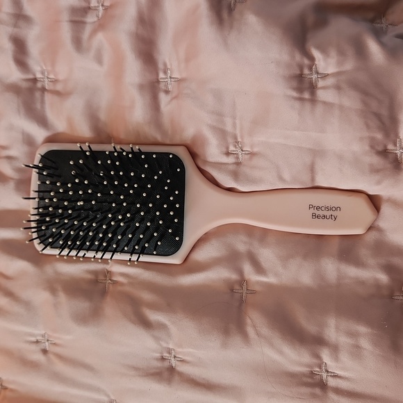Precision beauty hair brush - Picture 1 of 2